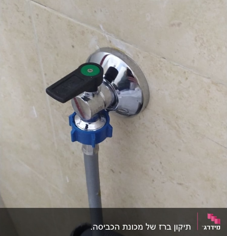 ברז מים עם צינור גומי אפור